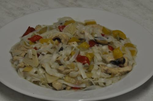 Rýžové nudle s kuřecím masem a zeleninou – Snadné Vietnam recept, zvládnete za 30 - 45 minut